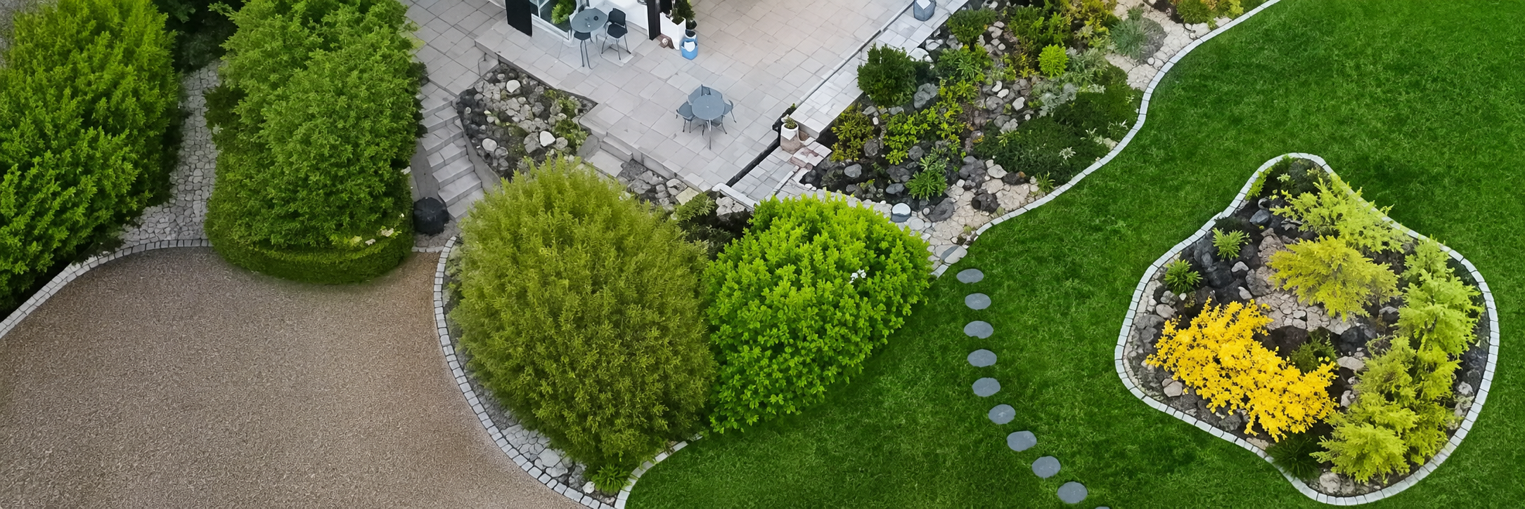 Neu gestalteter Garten mit Rasen, Beeten und geschwungenen Einfassungen