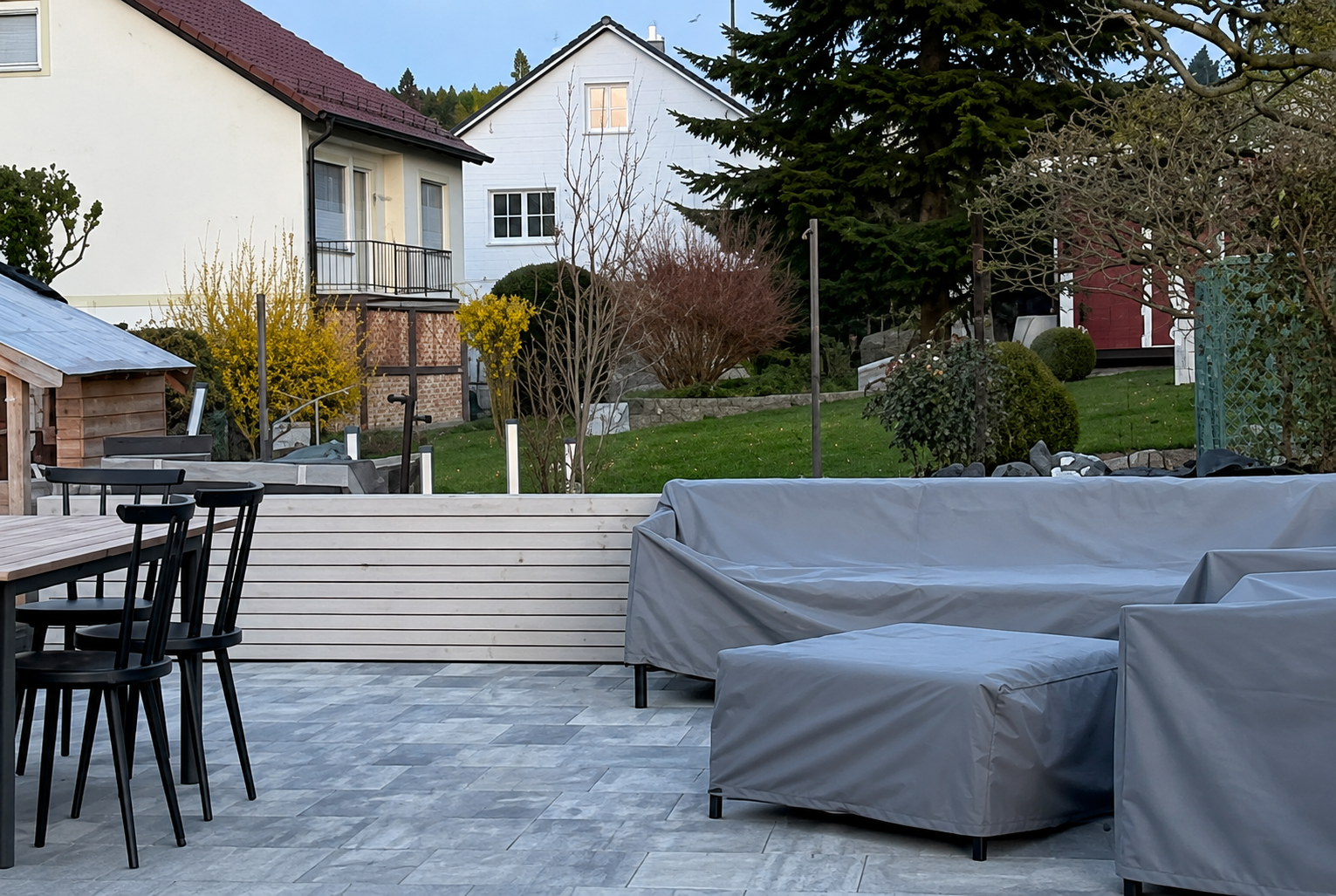Gepflegte Terrasse mit Sitzmöbeln und Blick in den Garten
