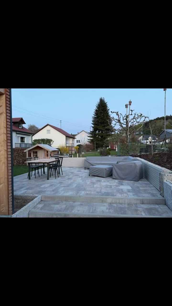 Fertiggestellter Sitzplatz mit Stufen